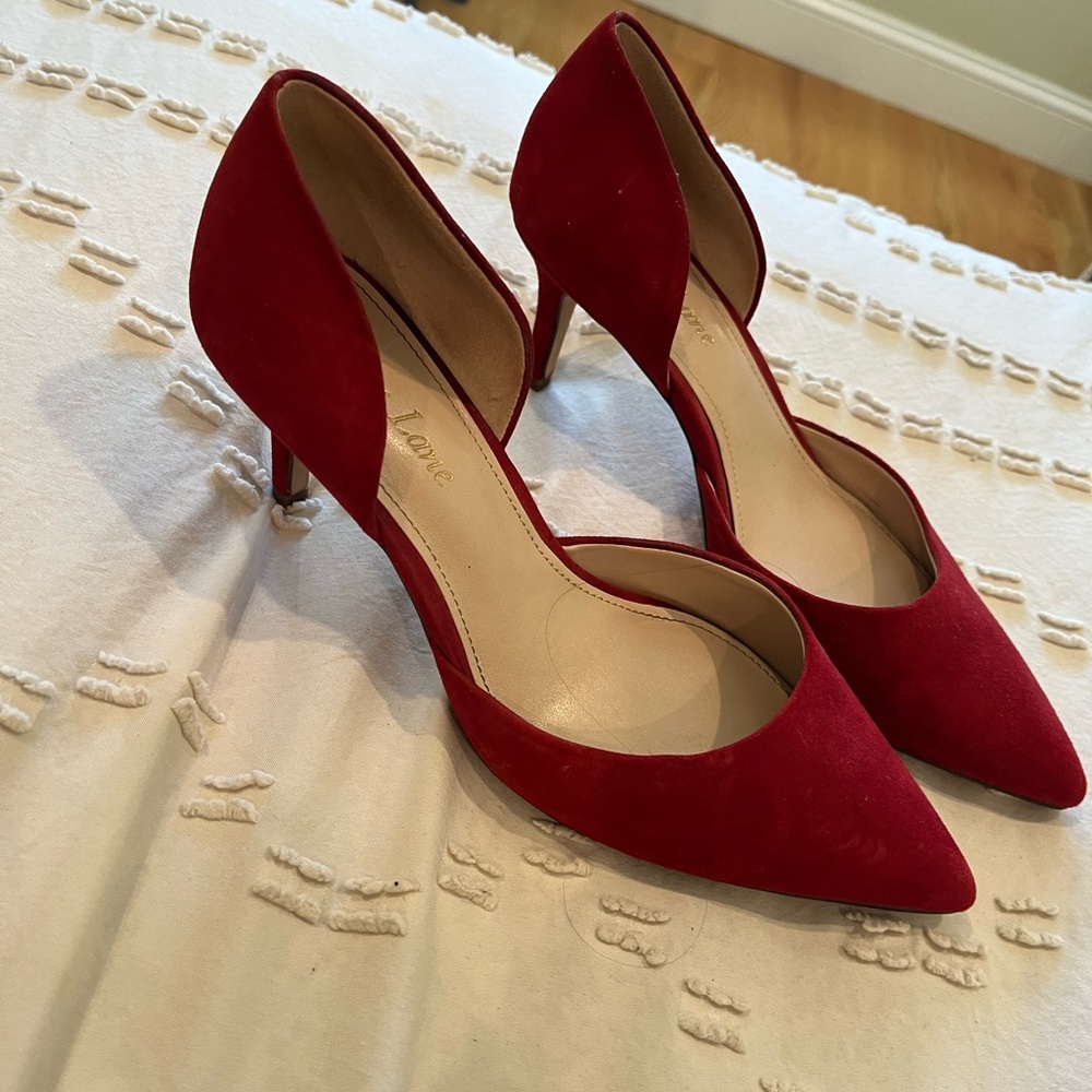 Red pumps